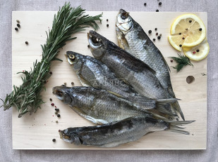 Снапсы с чесноком: Вобла вяленая астраханская крупная